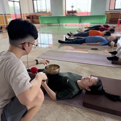 頌缽陪伴的療程片刻